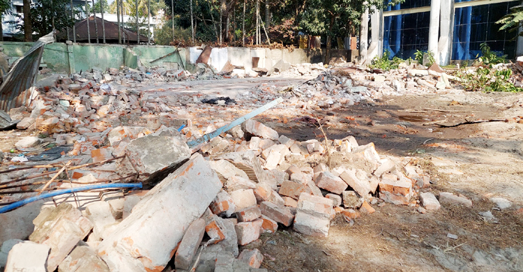 বিনা নোটিশে গুঁড়িয়ে দেওয়া হলো বরিশাল মোহামেডান স্পোর্টিং ক্লাব