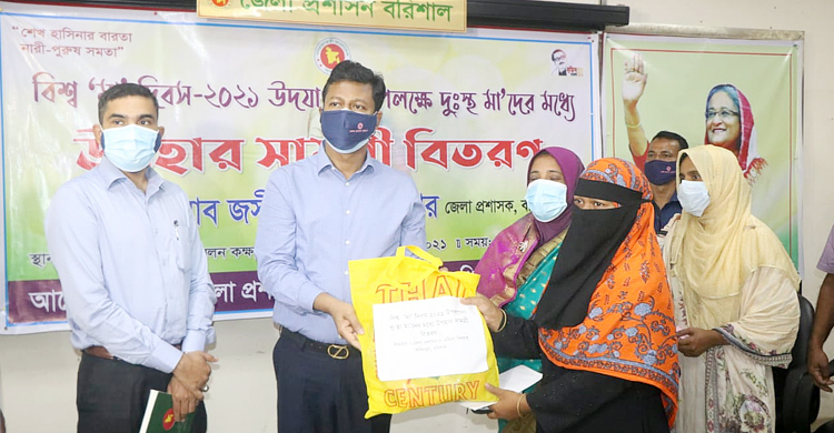 নগদ অর্থ ও উপহার পেলেন অসহায় ২০ মা