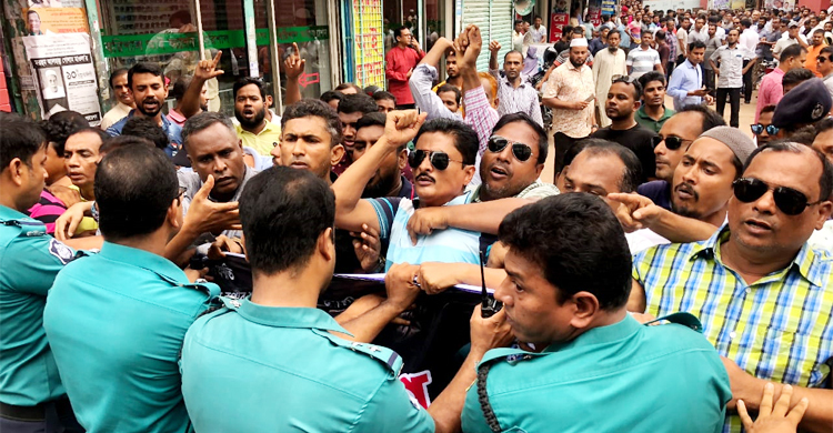 বরিশালে পুলিশি বাধায় যুবদলের বিক্ষোভ মিছিল পণ্ড