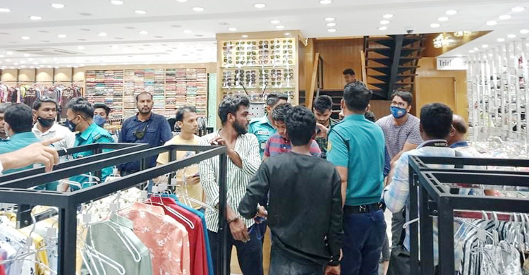 জুতা-পোশাক নিয়ে টাকা না দিয়ে ‘ছাত্রলীগ’ পরিচয়, বাধা দেয়ায় ভাঙচুর