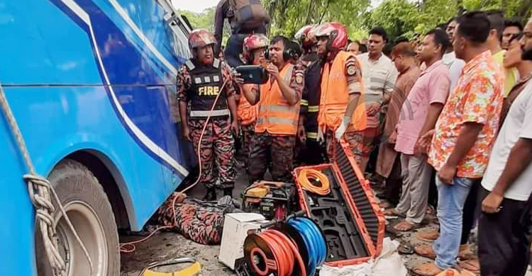 বরিশালে সড়ক দুর্ঘটনায় হতাহত ১৮ জনের পরিচয় মিলেছে
