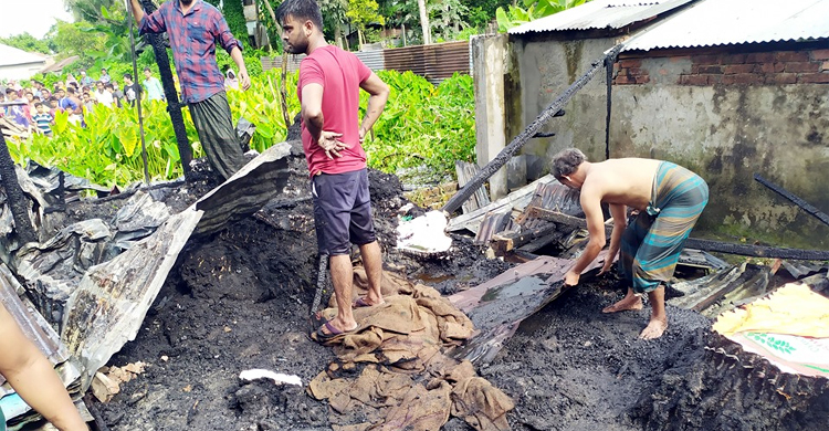 বরিশালে আগুনে পুড়ে ছাই বস্তার গোডাউন