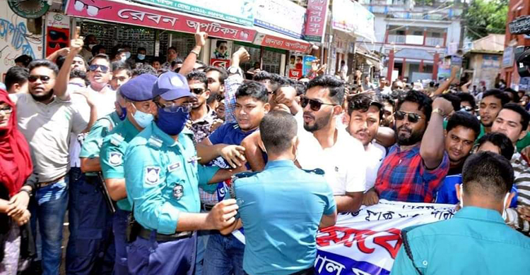 ছাত্রাবাসে ধর্ষণের প্রতিবাদে ছাত্রদলের মিছিলে পুলিশের বাধা