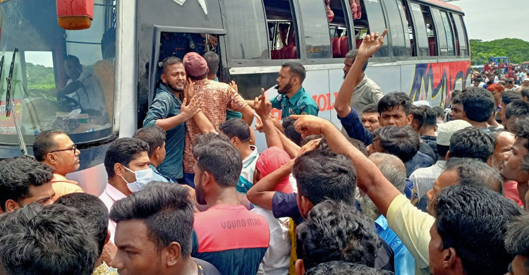 বরিশালে বাসচাপায় নারীসহ নিহত ২