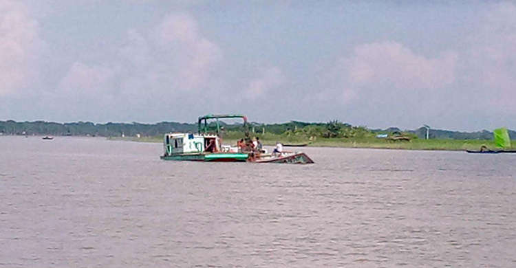 জয়ন্তী ও আড়িয়ালখাঁ নদীতে বালু উত্তোলন, ঝুঁকিতে হাজারো মানুষ