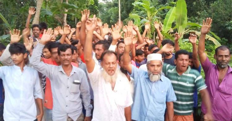 ঘুষ নেয়ায় নারী মেম্বারের বিরুদ্ধে বিক্ষোভ এলাকাবাসীর