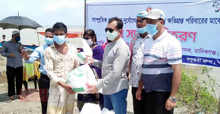 মানিকগঞ্জ চরাঞ্চলে বন্যার্তদের বসুন্ধরা গ্রুপের খাদ্য সহায়তা