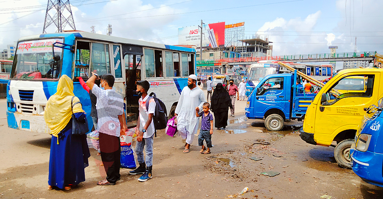 ঢাকা-চট্টগ্রাম মহাসড়কে বেড়েছে যাত্রী ও গাড়ির চাপ