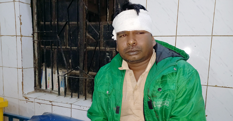 নৌকার কর্মীকে কোপালেন স্বতন্ত্র সমর্থকরা