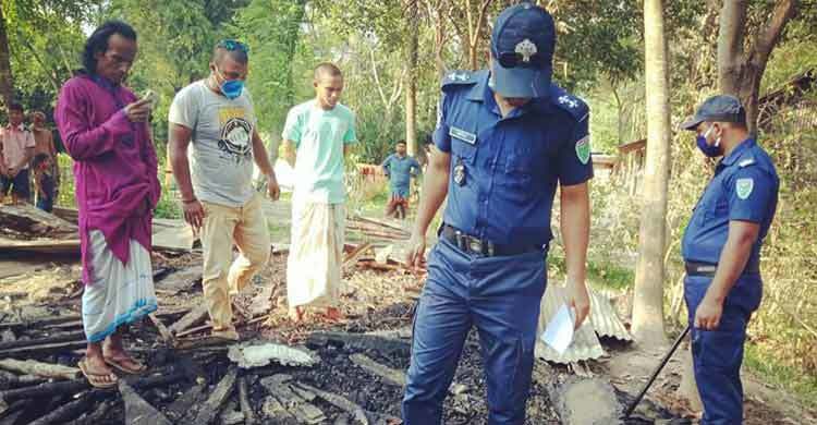 বাউল রণেশের গানের ঘরে আগুন দেয়ায় যুবক আটক