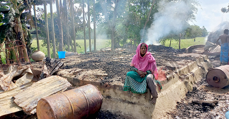 বাউফলে মা-ছেলেকে বেঁধে ঘরে আগুন দেওয়ার অভিযোগ