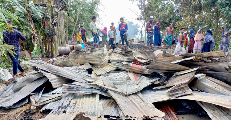 বাউফলে মা-ছেলেকে বেঁধে ঘরে আগুন দেওয়ার অভিযোগ