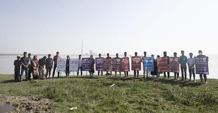 জলবায়ু নিয়ে সাগরের মোহনায় একদল তরুণ-তরুণীর প্রতীকী অনশন