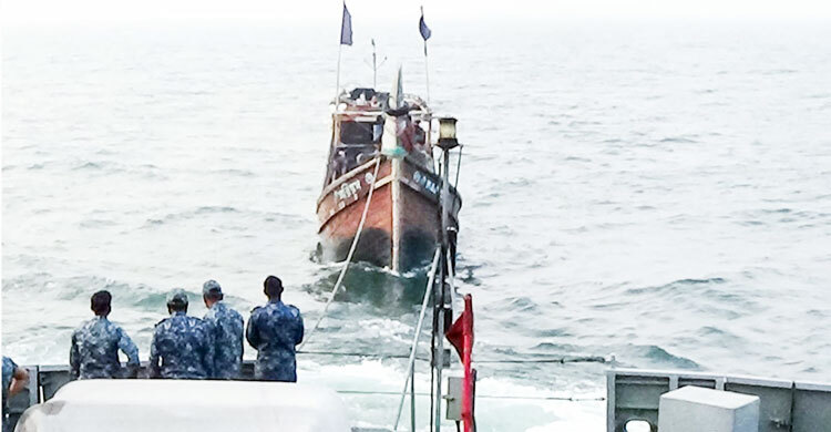 সাগরে ভাসতে থাকা ১৪ জেলেকে উদ্ধার করলো নৌবাহিনী