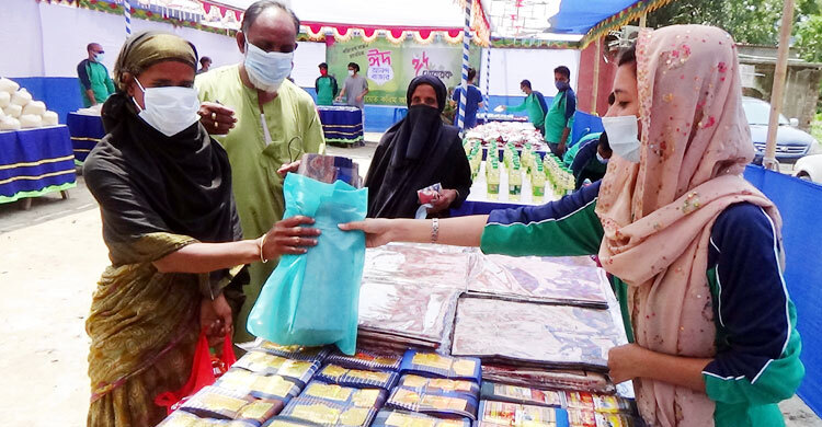বিনামূল্যের ঈদ বাজারে শাড়ি-লুঙ্গিসহ ১২ পণ্য পেল ৩০০ পরিবার