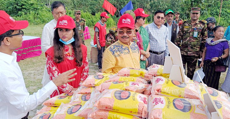 ‘গরিবের সুপার শপে’ ১০ টাকায় ব্যাগভর্তি বাজার