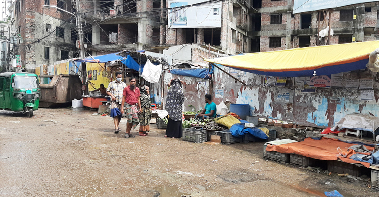 বাজারে সবজি কম, ক্রেতাও কম, দাম চড়া
