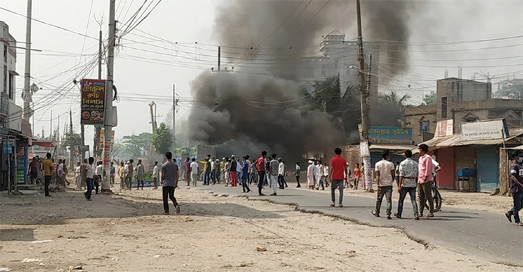 ব্রাহ্মণবাড়িয়ায় খাঁটিহাতা হাইওয়ে থানায় অগ্নিসংযোগ, ওসিসহ আহত ৫