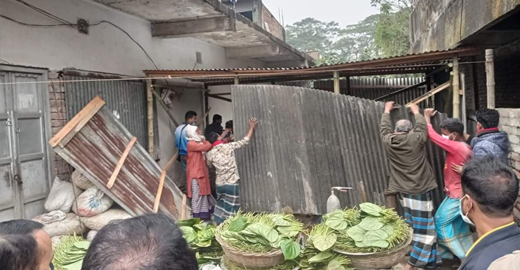 সরকারি জায়গায় তোলা আ’লীগ নেতার ঘর ভেঙে দিলো জনতা