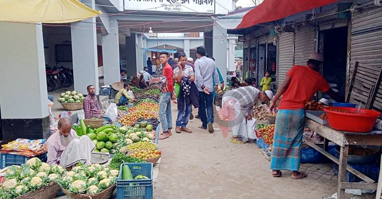 ইউনিয়ন পরিষদের আঙিনা-বারান্দায় বাজার