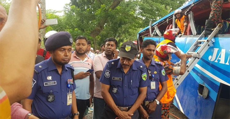 বরিশালে সড়ক দুর্ঘটনা: বাসচালককে খুঁজছে পুলিশ