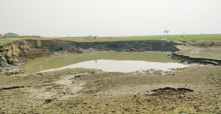 পুলিশের গড়িমসিতে জমি হয়ে গেল গভীর পুকুর