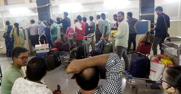 ভারতযাত্রায় আগরতলা ইমিগ্রেশনে অসহনীয় দুর্ভোগ