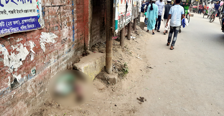 রাস্তার পাশে পলিথিনে মোড়ানো নবজাতকের লাশ