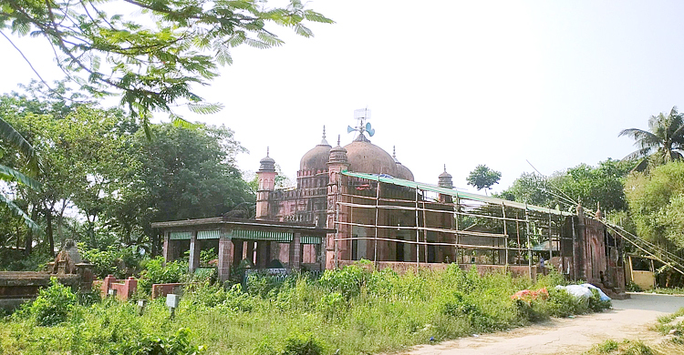 ৩০০ বছর ধরে দাঁড়িয়ে আছে মোঘল আমলের মসজিদ