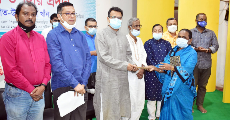 নগদ ৫ হাজার টাকা করে পেল ব্রাহ্মণবাড়িয়ার ১০০ শিল্পী-সংস্কৃতিসেবী