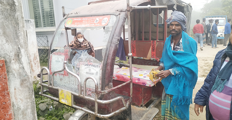 ভোটারদের কেন্দ্রে যেতে বাধা