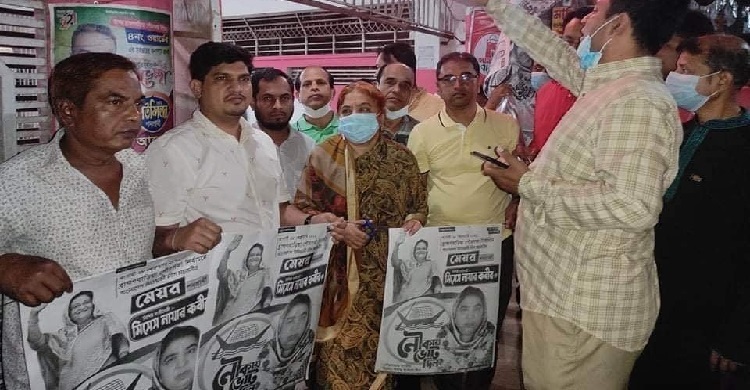 ভোটে জেতার পরদিনই পোস্টার সরাতে নামলেন মেয়র
