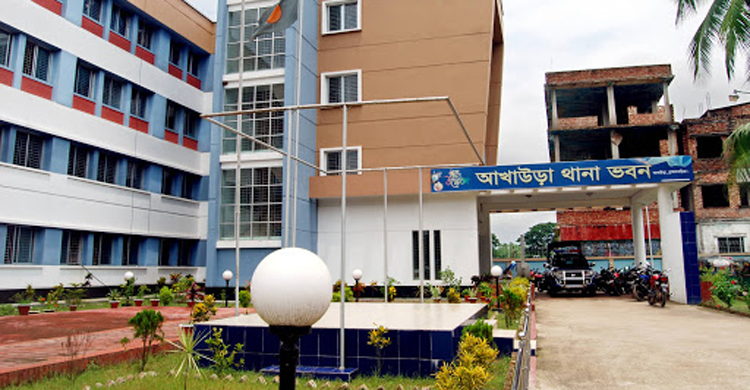 ভয় দেখিয়ে পুলিশের বিরুদ্ধে লাখ টাকা হাতিয়ে নেয়ার অভিযোগ