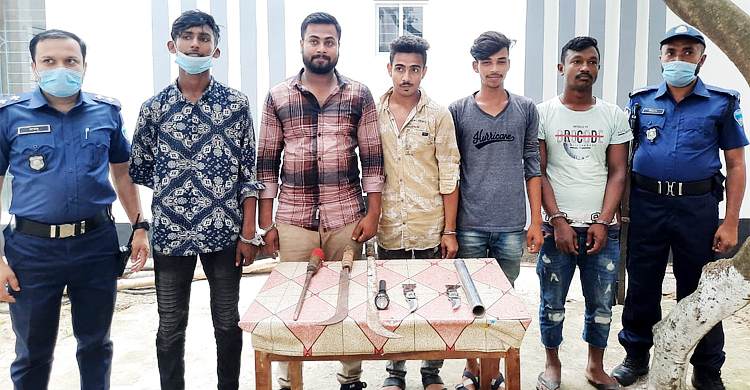 ব্রাহ্মণবাড়িয়ায় পুলিশের অভিযানে ৫ ছিনতাইকারী আটক