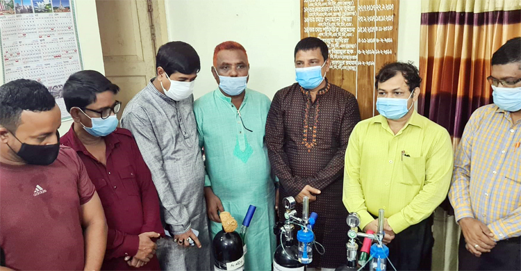 আখাউড়া স্বাস্থ্য কমপ্লেক্সে অক্সিজেন সিলিন্ডার দিলেন আইনমন্ত্রী