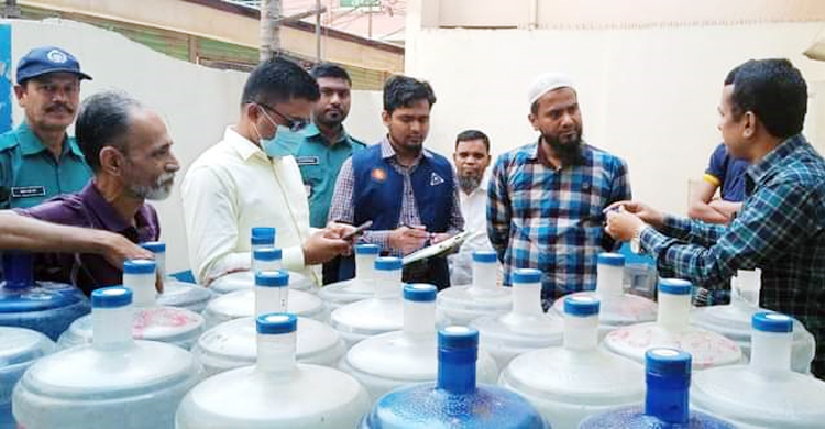 অপরিচ্ছন্ন পরিবেশে পানি বোতলজাত করায় ৫ হাজার টাকা জরিমানা