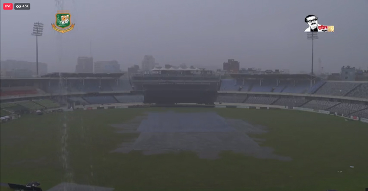 মাঠে হঠাৎ বৃষ্টি, বন্ধ খেলা