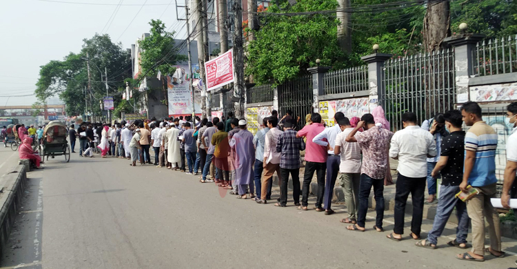 ভোর থেকে কেন্দ্রের বাইরে বিসিএস পরীক্ষার্থীদের অপেক্ষা