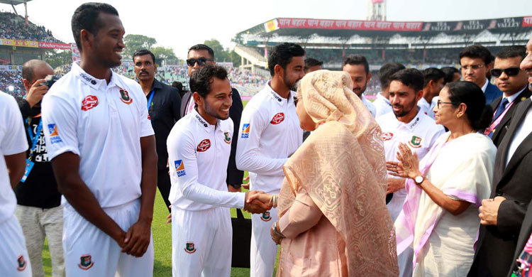 শ্রীহীন ব্যাটিংয়ে প্রথম সেশনেই ফ্যাকাশে ইডেনের বর্ণিল উৎসব