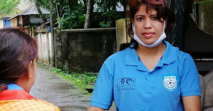 দুস্থ নারী ফুটবলারদের ঈদ উপহার দিচ্ছেন সাবেকরা