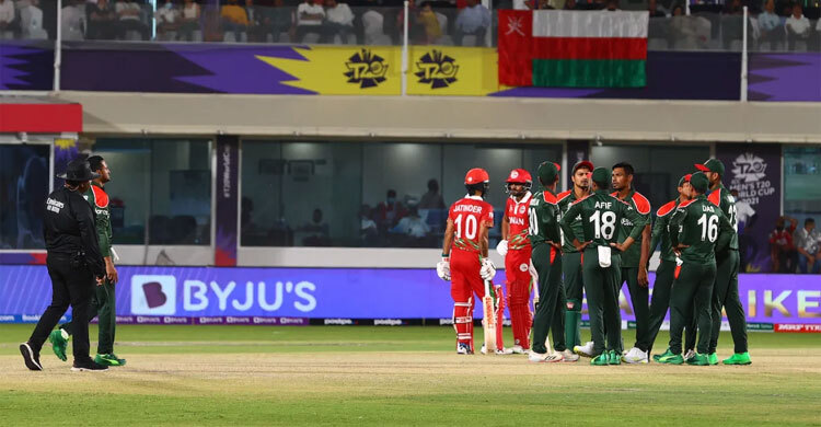 বাংলাদেশকে খেলায় ধরে রাখলেন সাকিব-মেহেদী