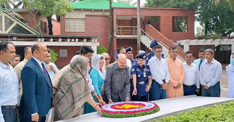 বঙ্গবন্ধুর সমাধিতে প্রধানমন্ত্রীর নিরাপত্তা উপদেষ্টার শ্রদ্ধা