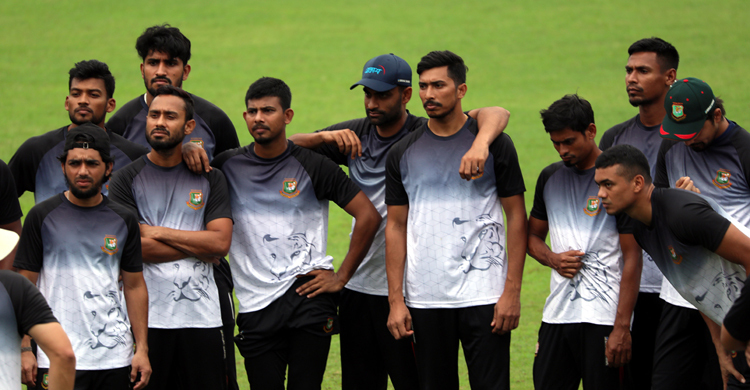 হঠাৎ ক্রিকেটারদের হোটেল ছাড়া নিয়ে নানা প্রশ্ন