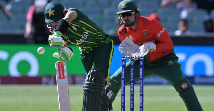 Pakistan beat Bangladesh by 5 wickets, enter semis
