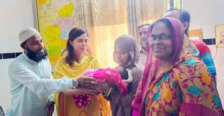 সেই নবজাতকের দায়িত্ব নিলেন নিঃসন্তান রিক্তা