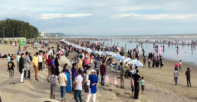 লোকে লোকারণ্য কক্সবাজার সমুদ্রসৈকত