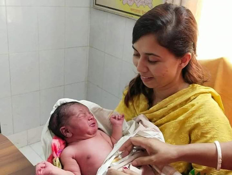 সেই নবজাতকের দায়িত্ব নিলেন নিঃসন্তান রিক্তা