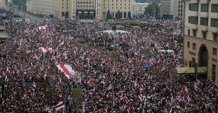 Belarusian protesters pack capital, army issues warning