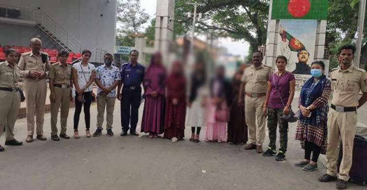 বেনাপোল দিয়ে দেশে ফিরলেন ভারতে পাচার হওয়া ৫ তরুণী