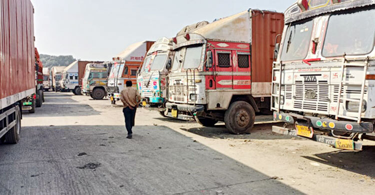 বেনাপোল বন্দরে জায়গা সংকট, পণ্য খালাসের অপেক্ষায় ৭০০ ট্রাক
